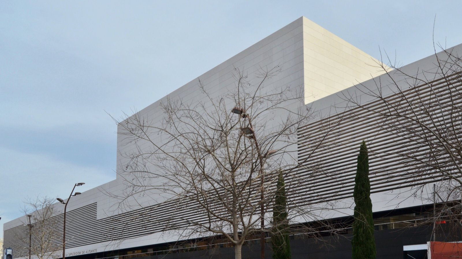 Auditorio de la Diputación de Alicante (ADDA), heller Bau mit gestaffelter Fassade.