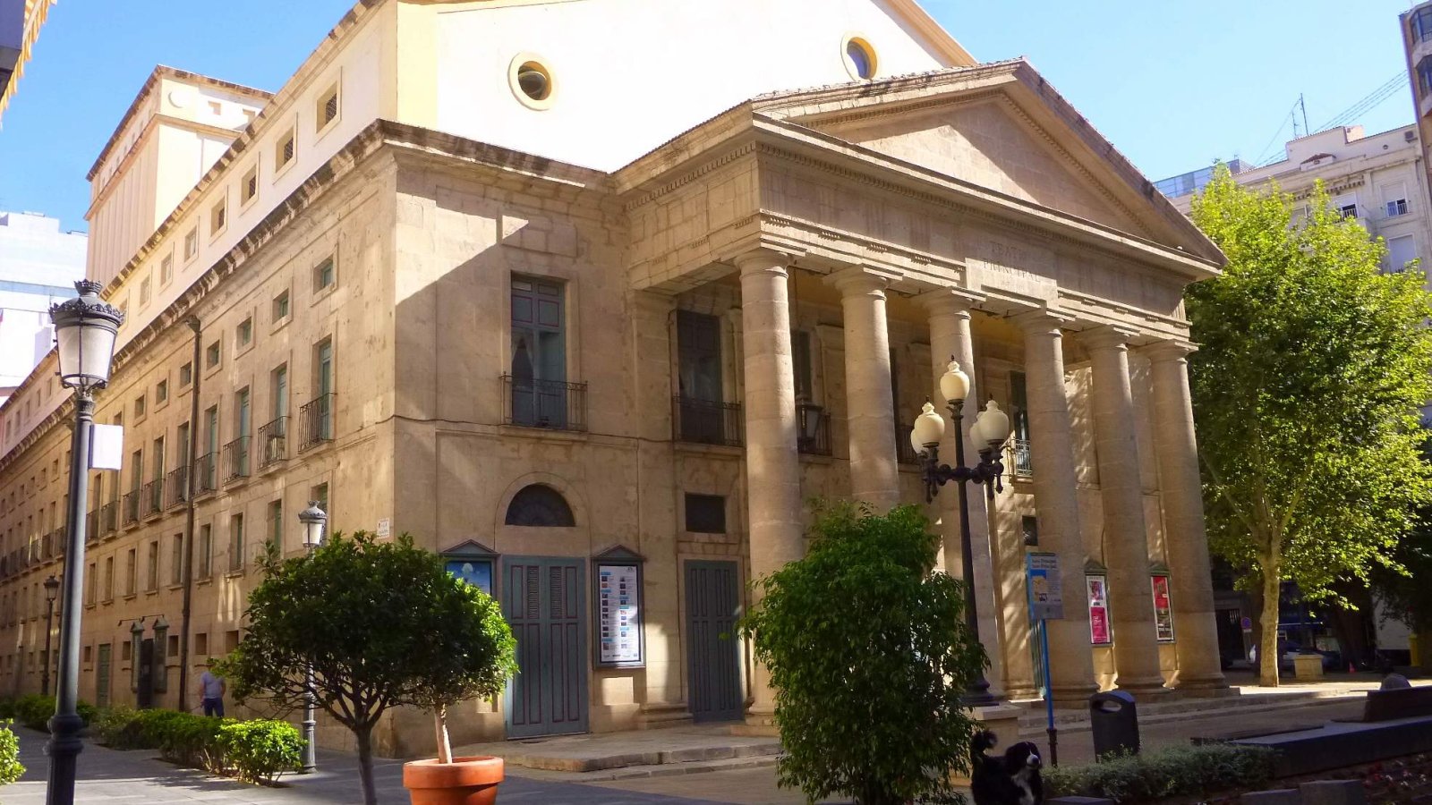 Teatro Principal in Alicante, klassizistische Fassade mit Säulenvorbau.