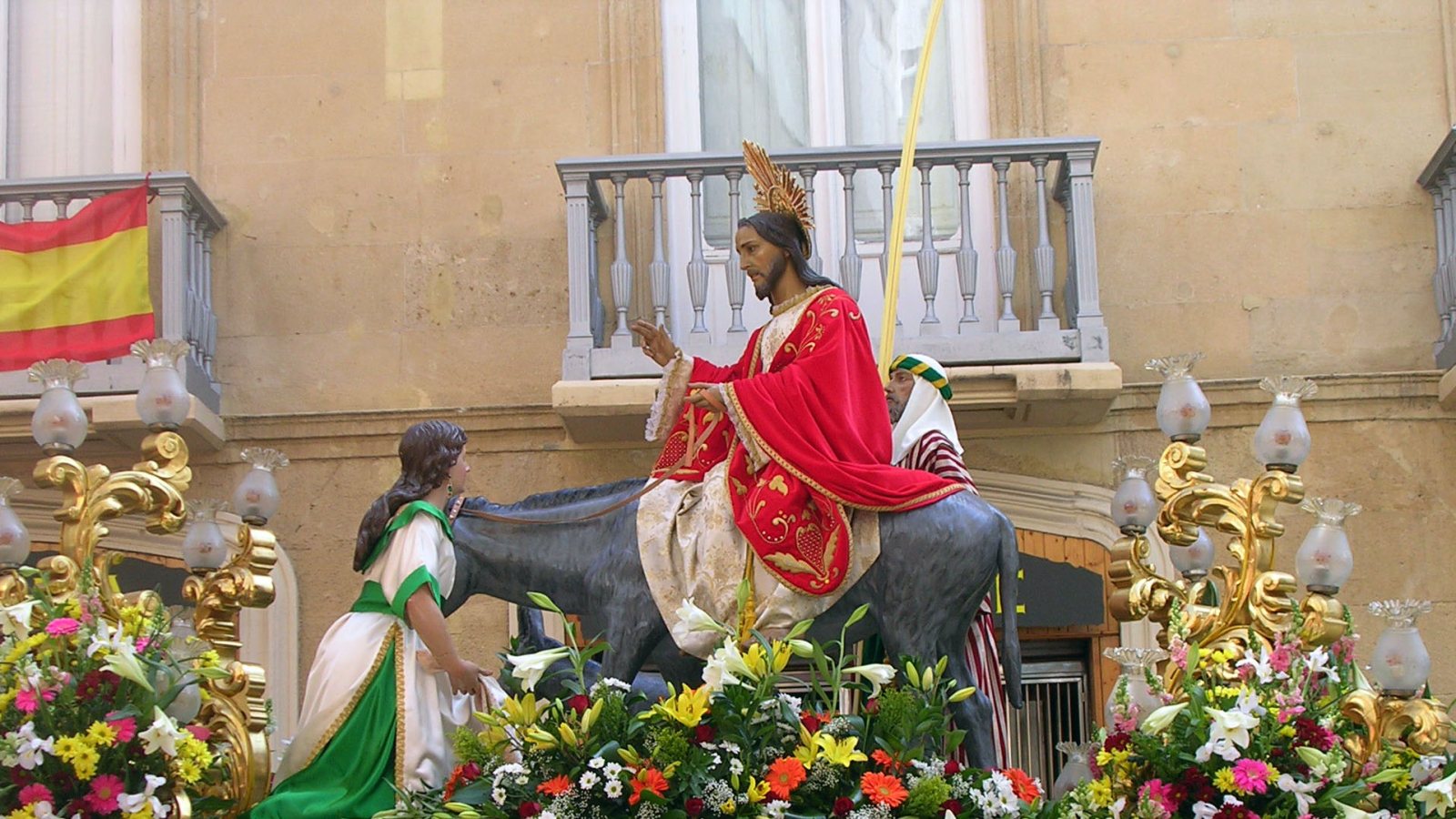 Mit Blumen geschmückter Paso mit Christus auf dem Esel bei der Palmsonntagsprozession in Cartagena.