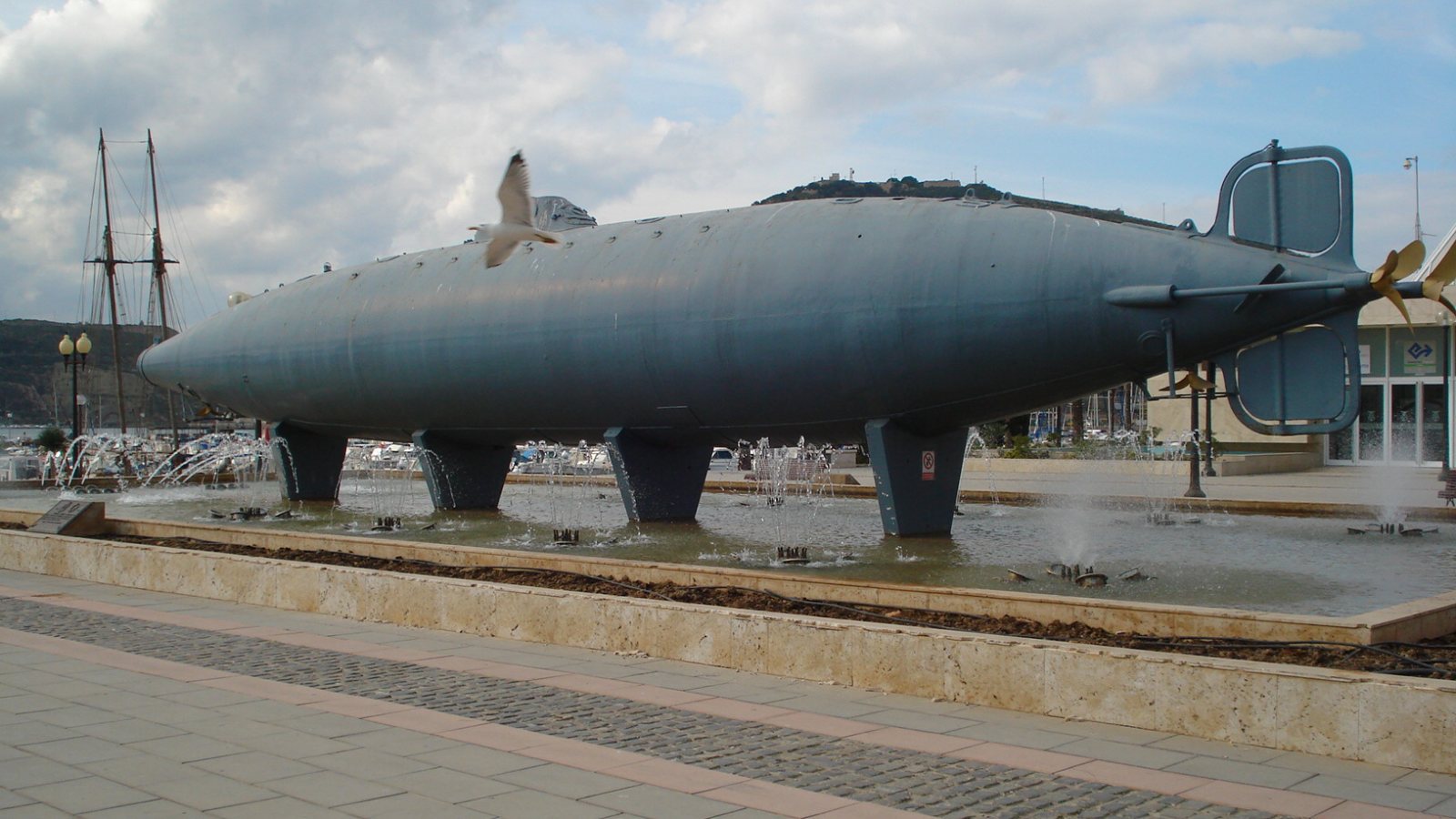 Das U-Boot von Isaac Peral an seinem früheren Standort an der Hafenpromenade von Cartagena.