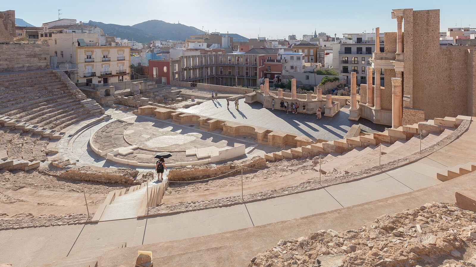 Römisches Theater von Cartagena mit Bühne, dahinter die Häuser der Altstadt.