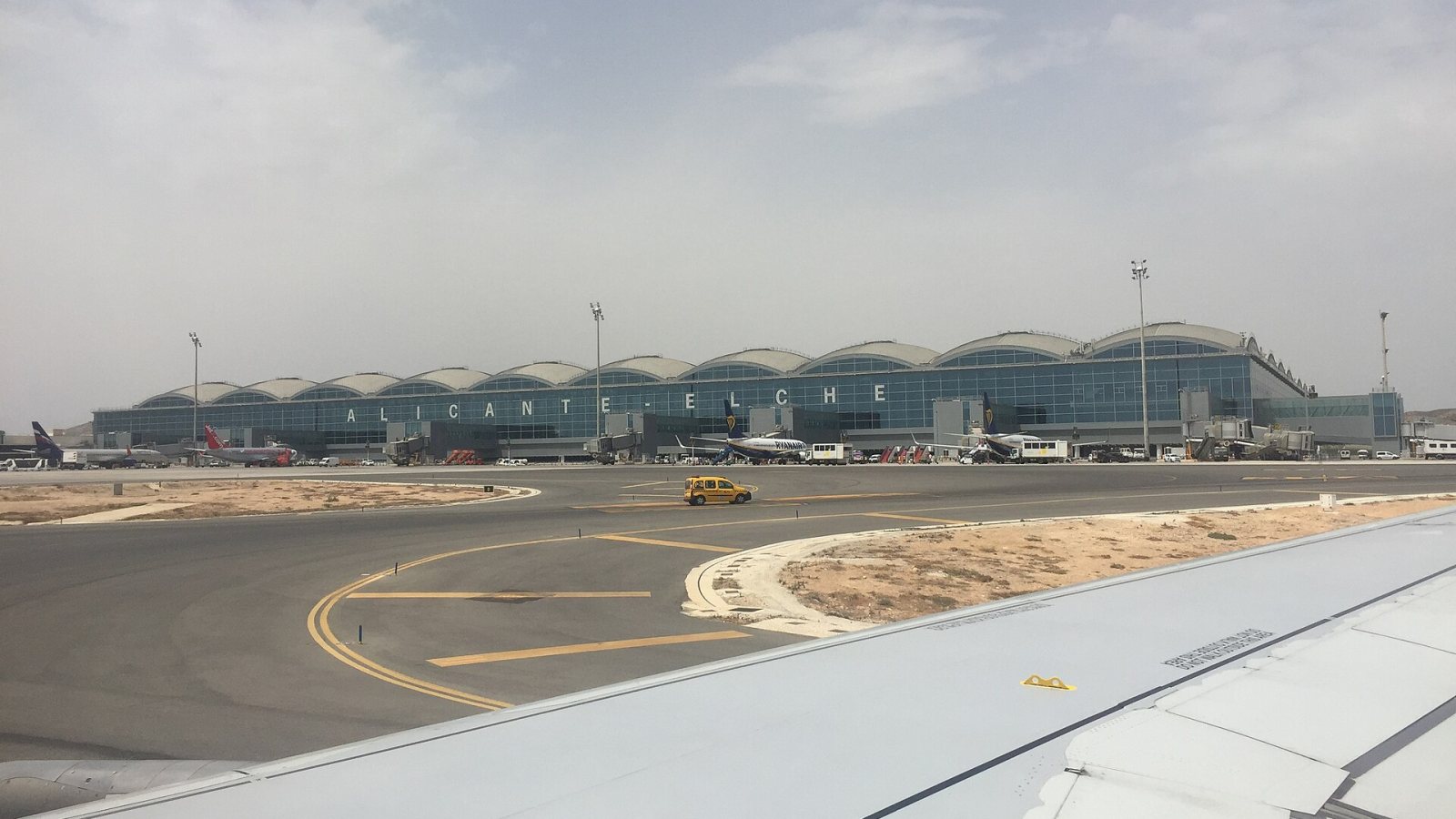 Terminal des Flughafens Alicante-Elche vom Vorfeld aus gesehen.