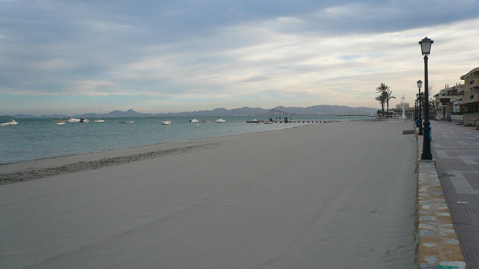 Strand Playa del Espejo mit Promenade in Los Alcázares, helle Wolkendecke.