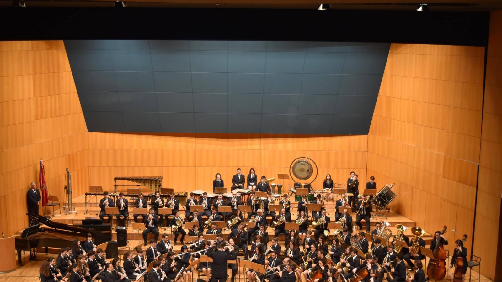 Orchester auf der Bühne des Konzertsaals im Auditorio de Murcia.