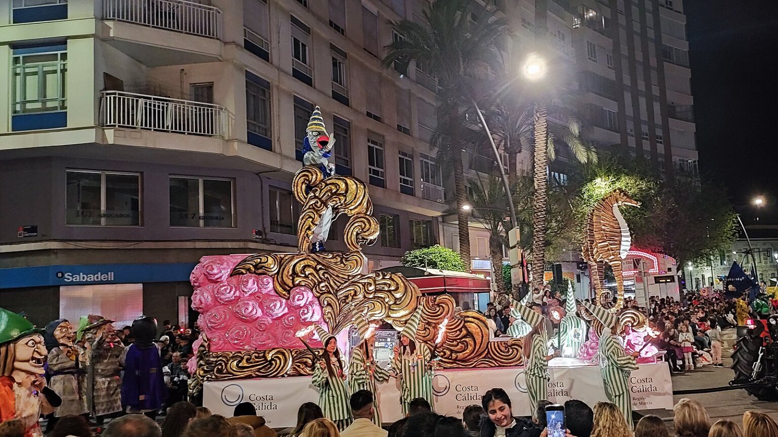 Beleuchteter Festwagen beim nächtlichen Umzug des Entierro de la Sardina in Murcia.