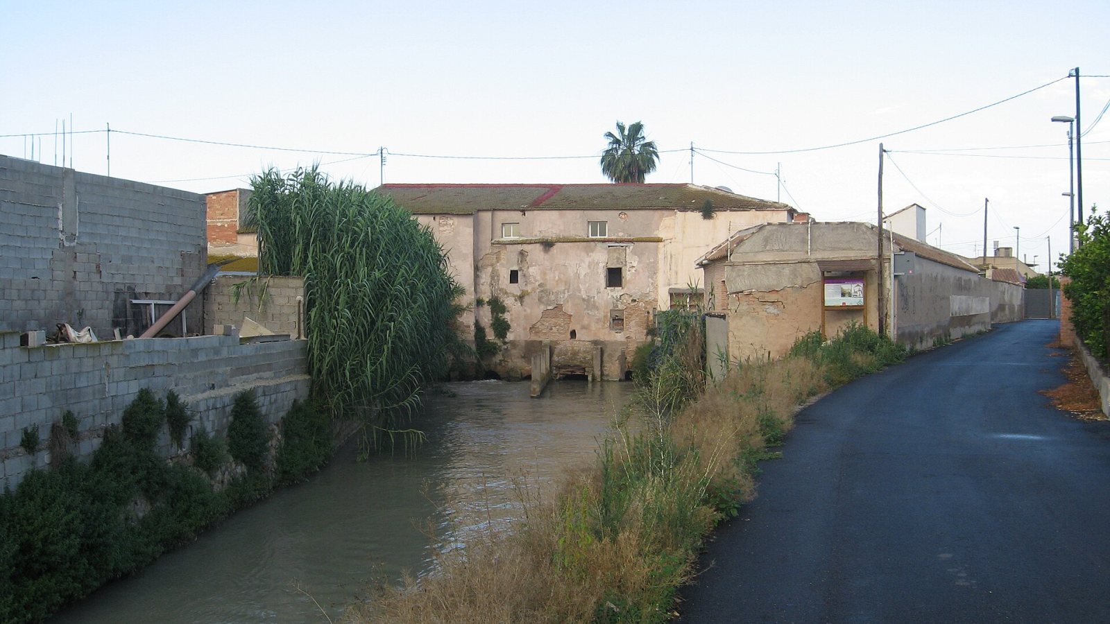 Die Mühle Los Casianos an einem Bewässerungskanal der Huerta von Murcia, Aufnahme von 2011.
