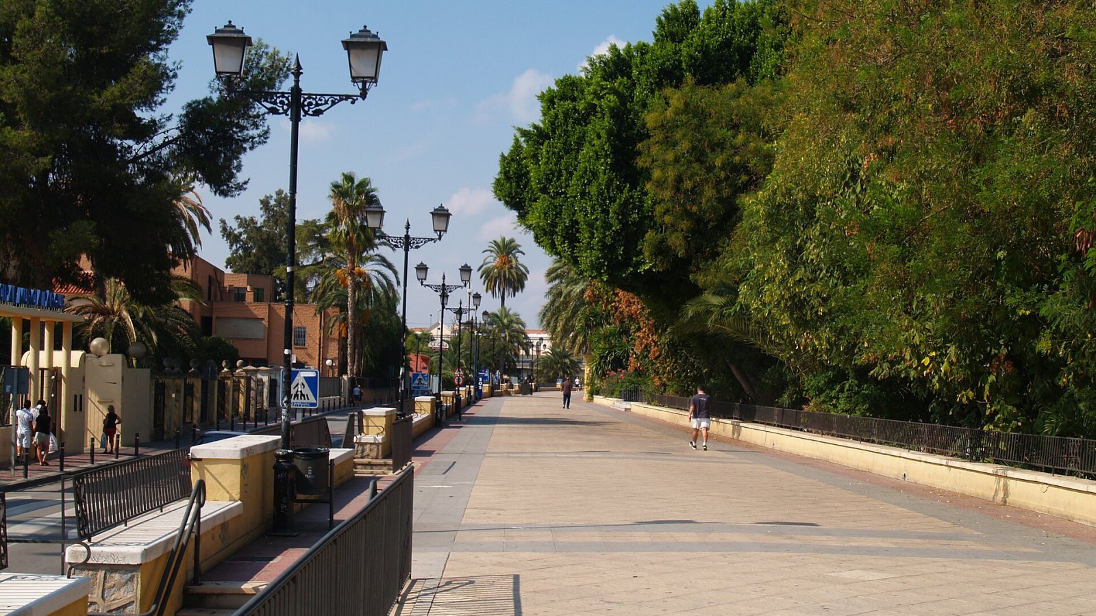 Paseo del Malecón in Murcia, Promenade auf der alten Hochwassermauer.