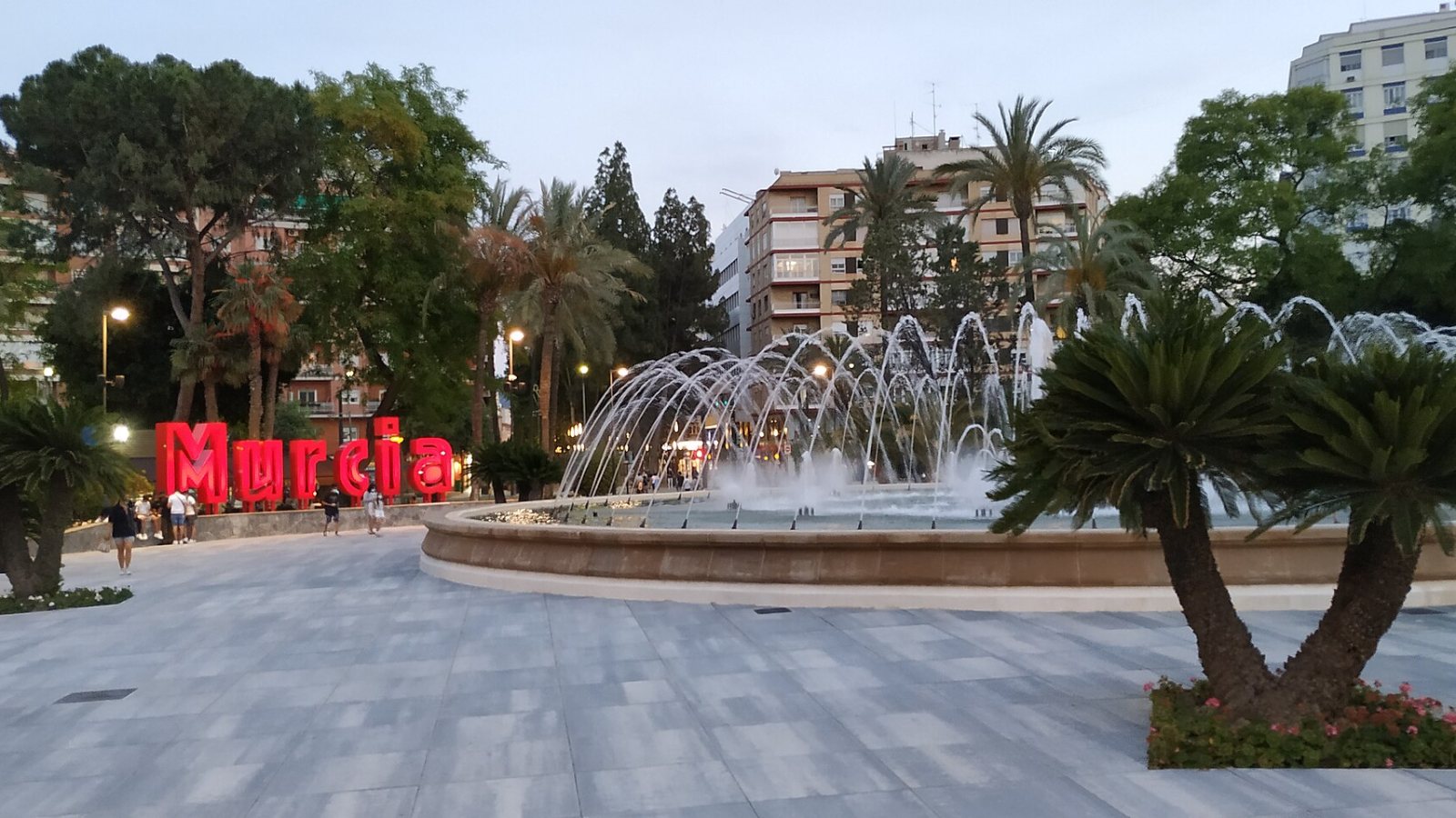 Die Plaza Circular in Murcia mit Brunnen und Murcia-Schriftzug.