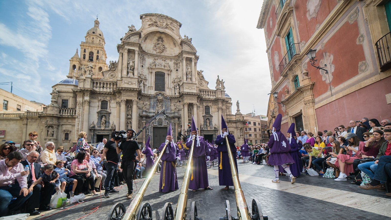 Nazarenos in violetten Gewändern mit langen Hörnern vor der Kathedrale von Murcia bei der Karfreitagsprozession.