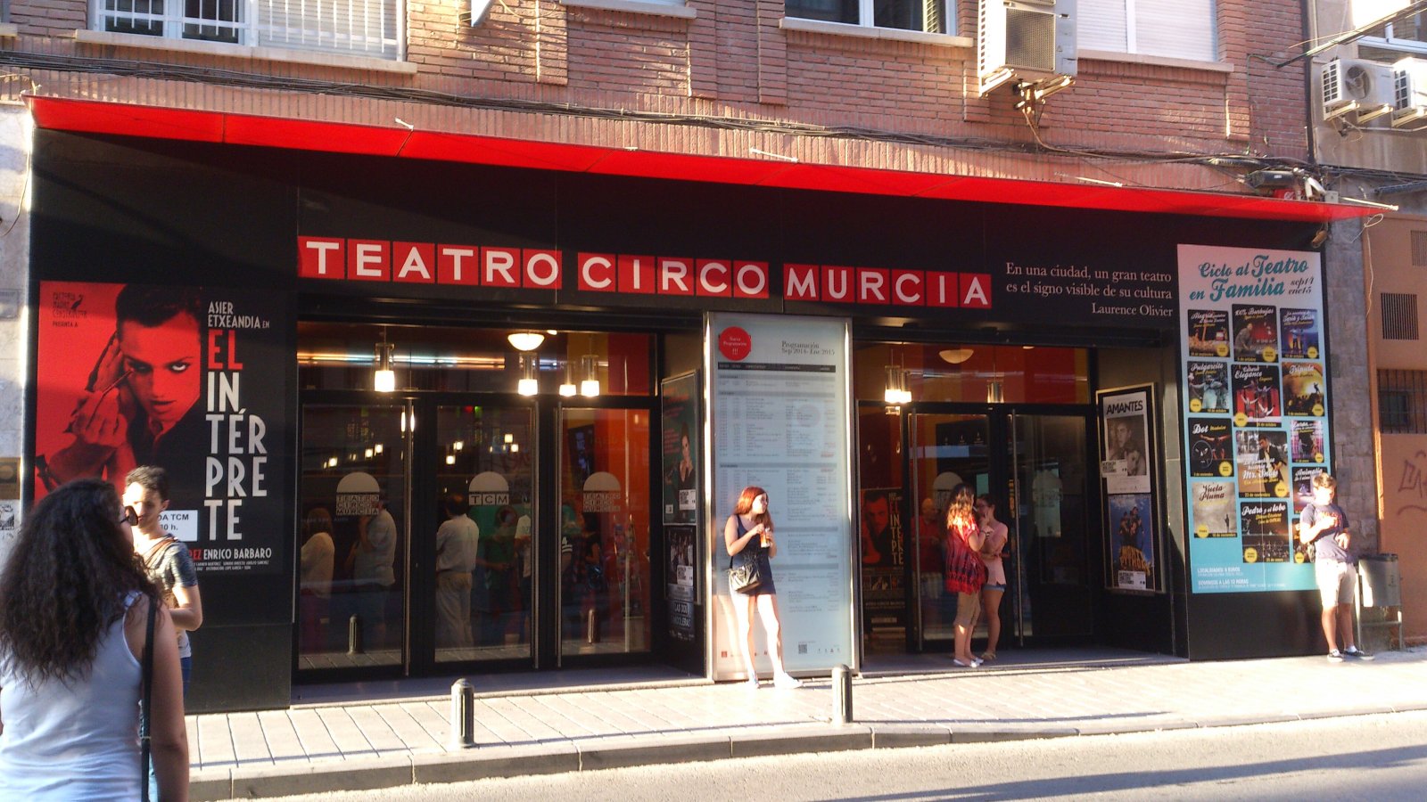 Eingang des Teatro Circo in Murcia mit rotem Schriftzug.