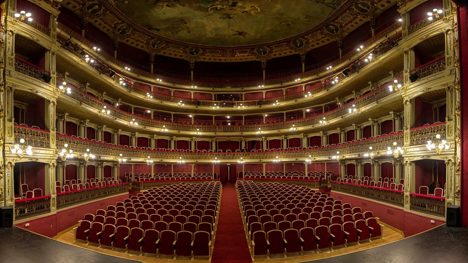 Zuschauerraum mit Rängen im Teatro Romea in Murcia.