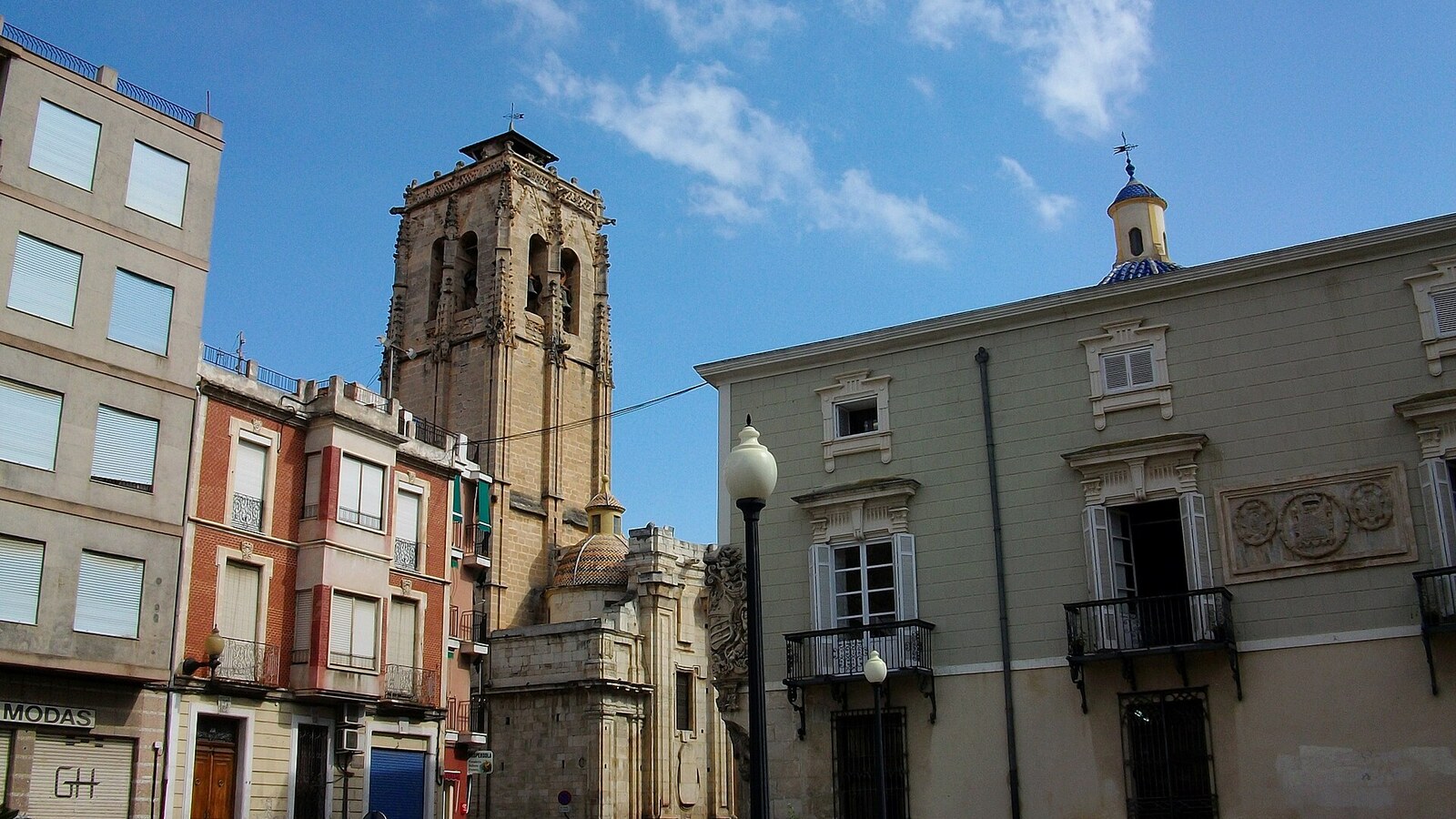 Rathaus und Turm der Kirche Santas Justa y Rufina in Orihuela.