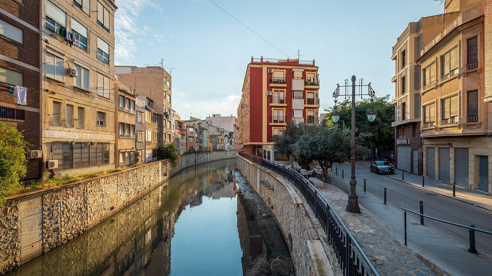 Der Río Segura fließt zwischen Häusern durch die Altstadt von Orihuela.