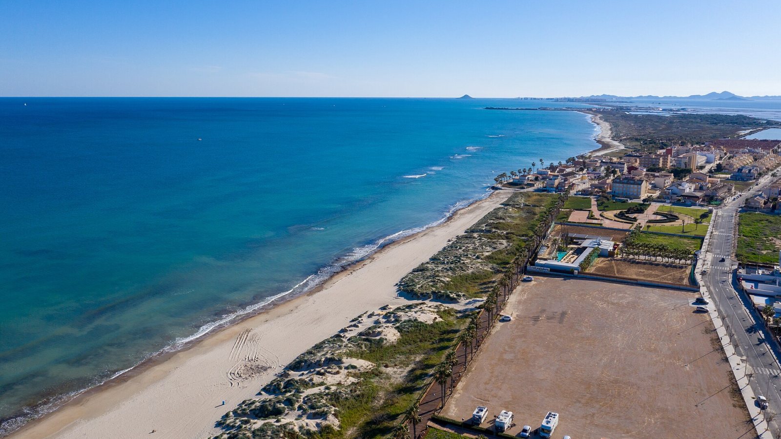 Luftbild der Playa de las Higuericas mit Dünen und Wohngebiet in Pilar de la Horadada.
