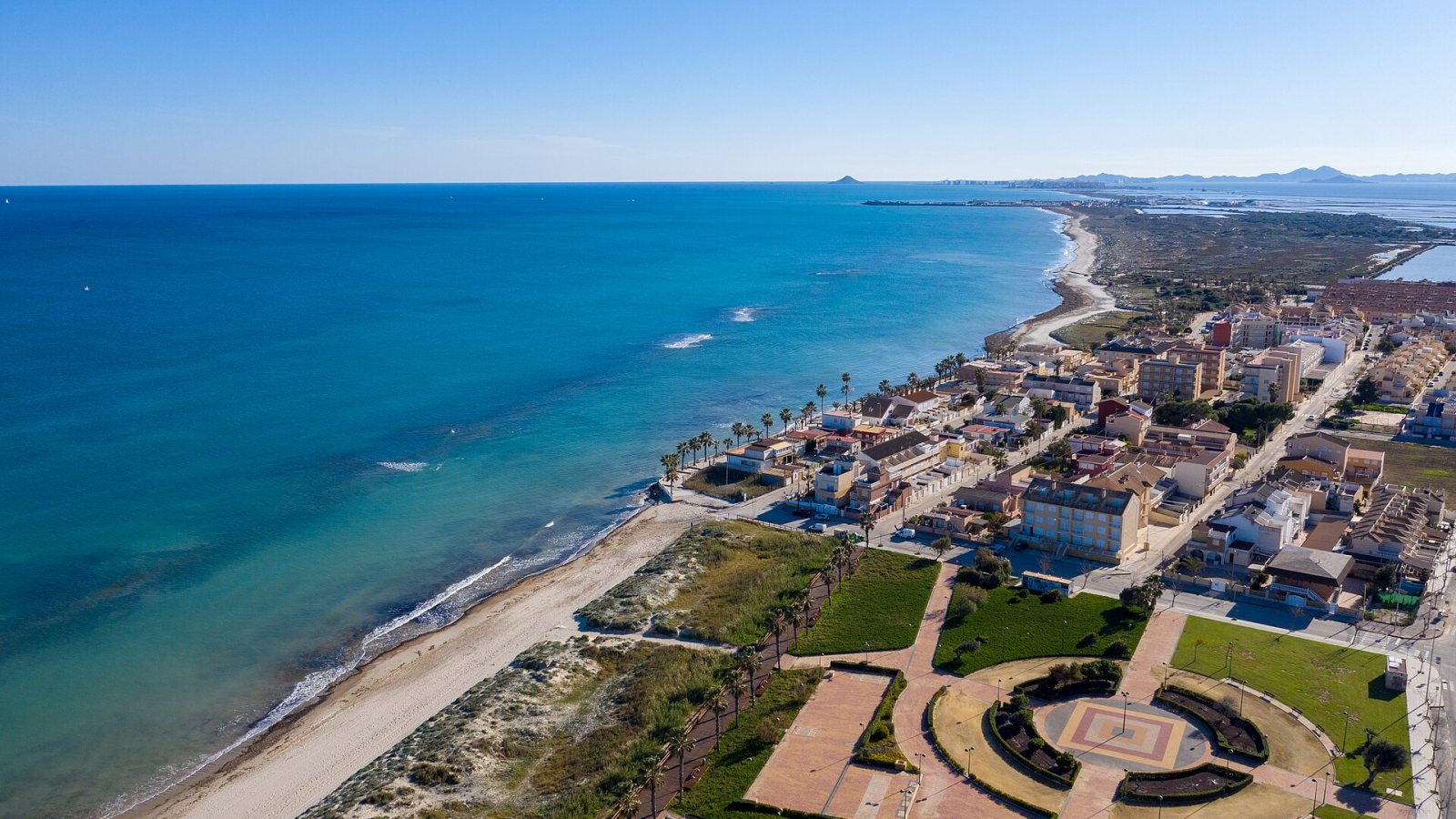 Playa de las Higuericas mit Dünen, Platz und Wohngebiet in Pilar de la Horadada.