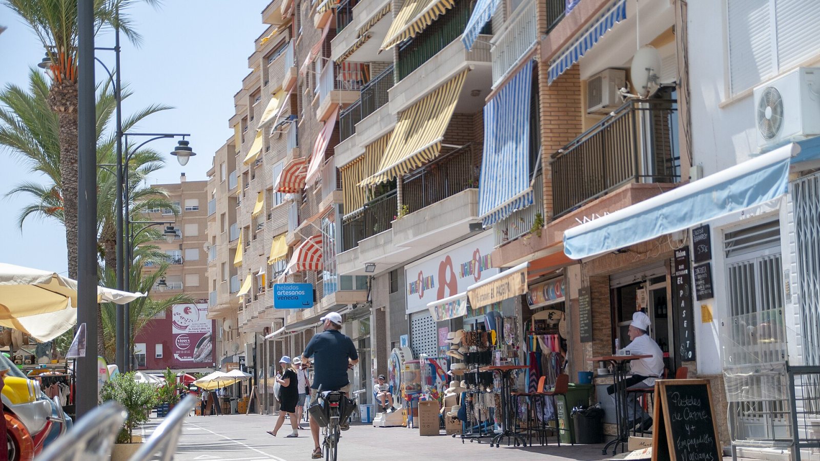 Promenade mit Geschäften und Cafés in Puerto de Mazarrón.