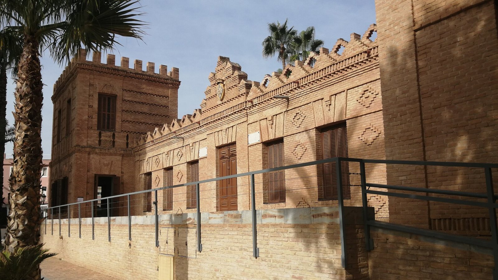 Palacio Barón de Benifayó in San Pedro del Pinatar, heute Stadtmuseum: Backsteinbau mit Zinnenturm hinter einer Palme.