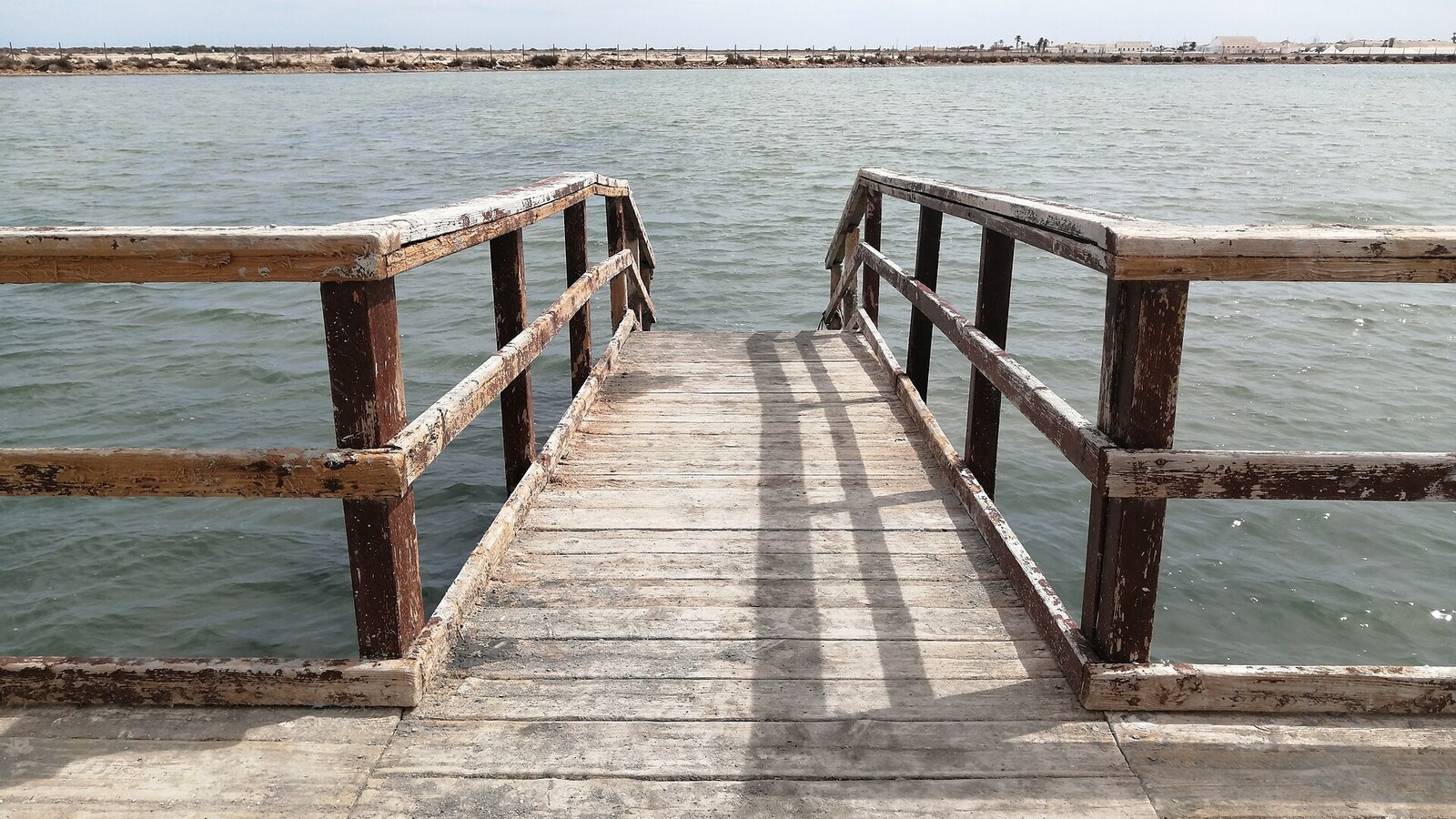 Holzsteg ins Mar Menor bei den Schlammbädern von San Pedro del Pinatar.