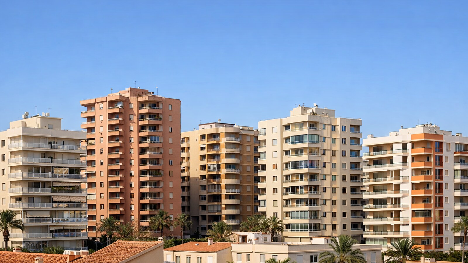 Wohngebäude in Elche als Symbol für angekündigte öffentlich geförderte Wohnungen (KI-Symbolbild)