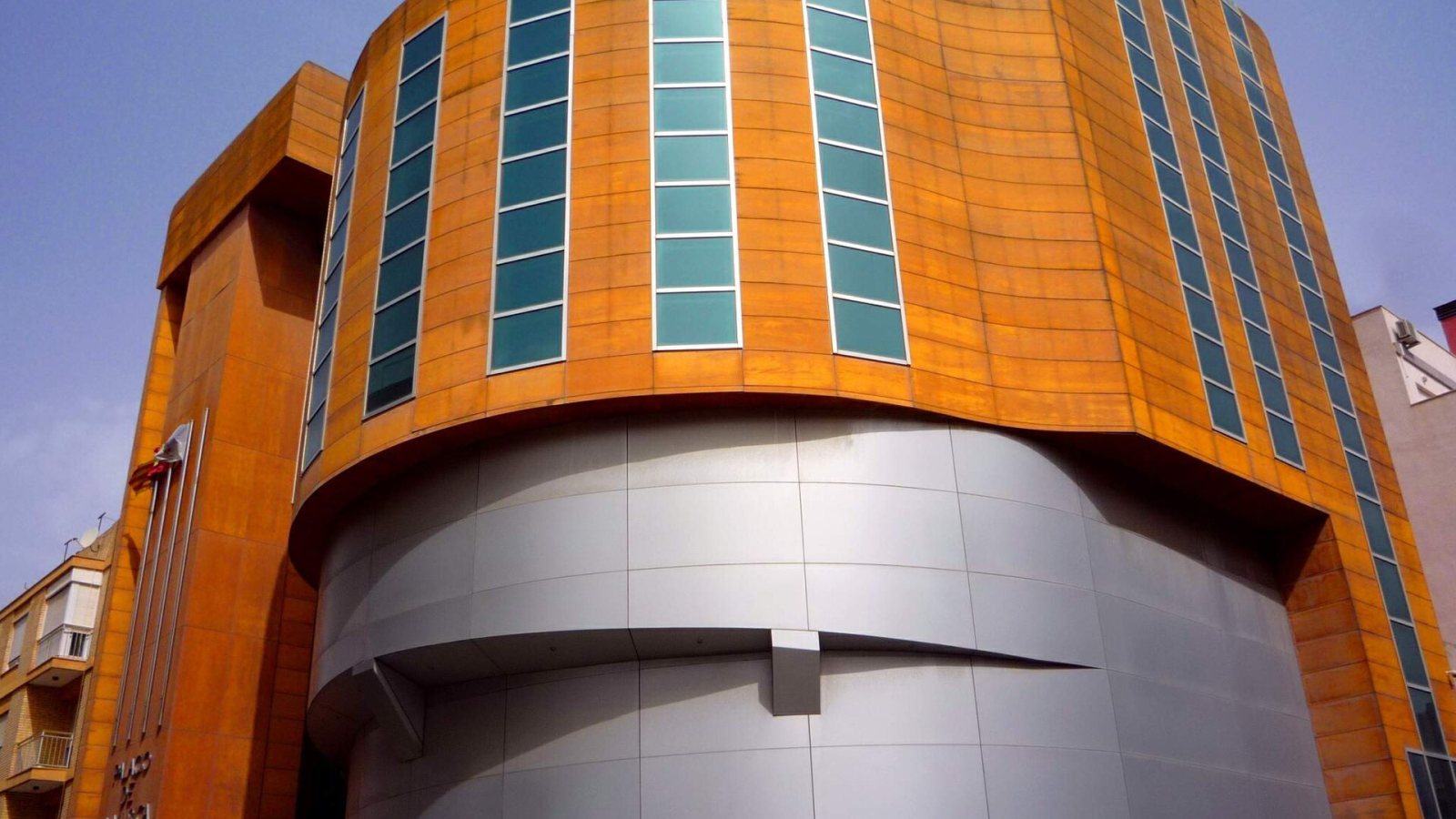 Gebäude von Konservatorium und Palacio de la Música in Torrevieja.