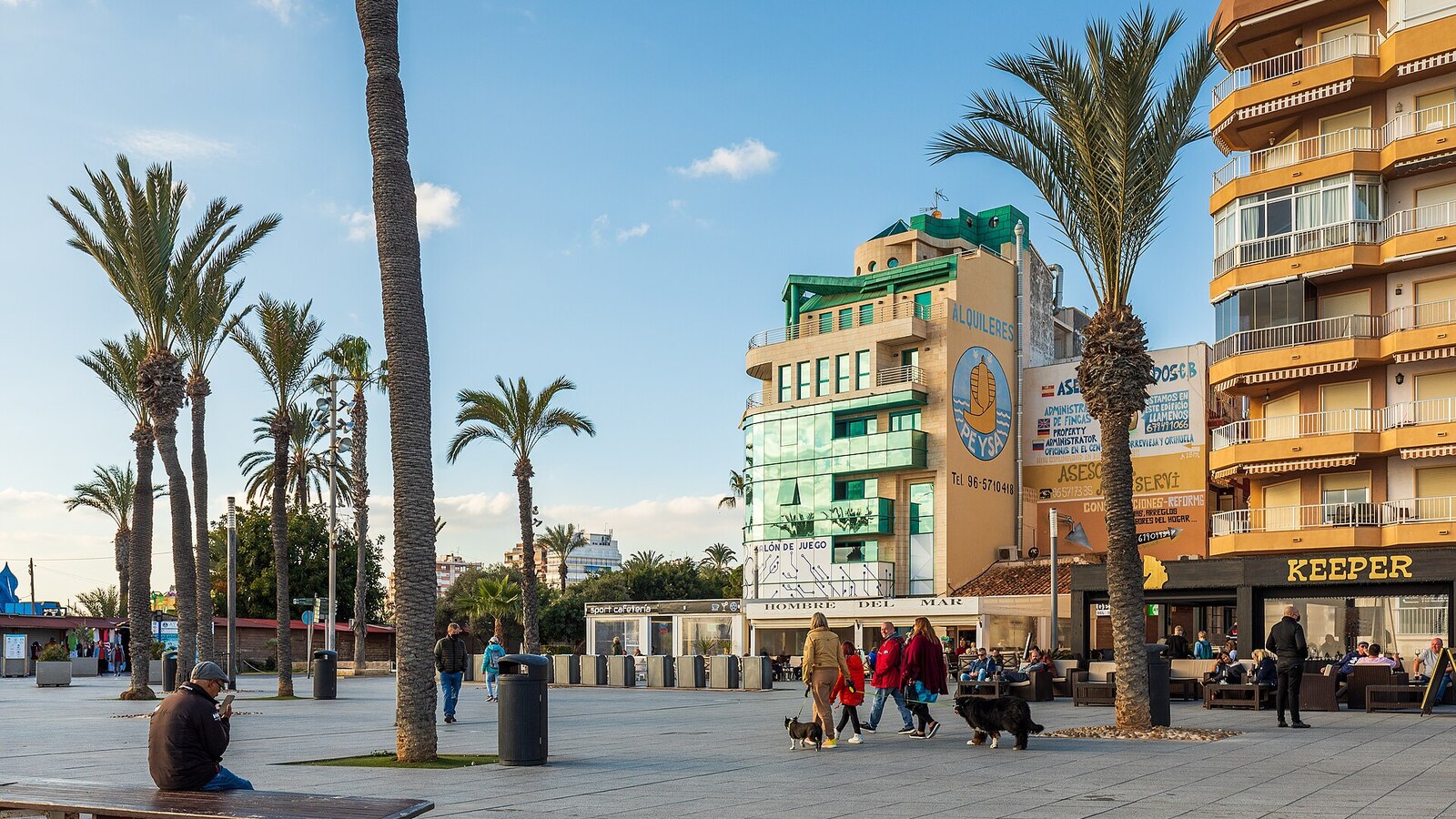 Palmen und Passanten an der Promenade Paseo Marítimo Juan Aparicio in Torrevieja.