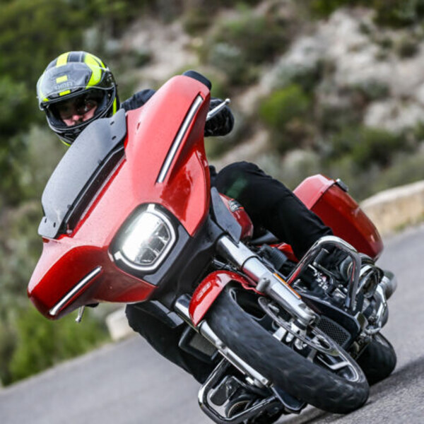 Alex auf dem Motorrad in einer Kurve