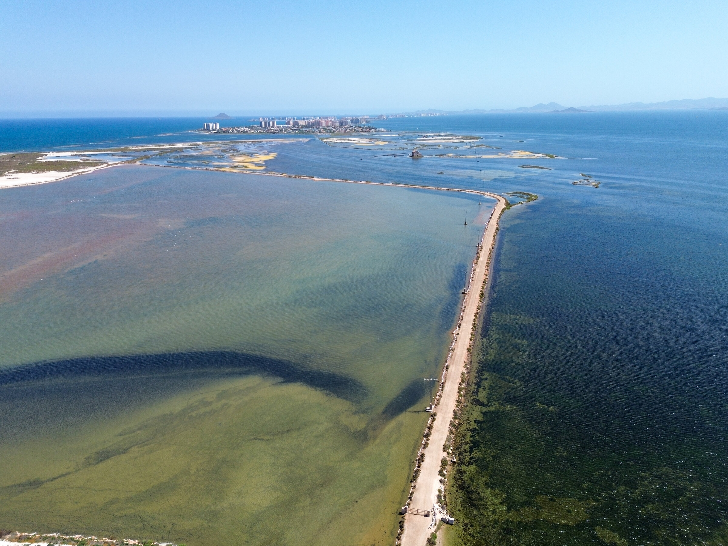 Luftaufnahme des Mar Menor mit Damm und La Manga am Horizont.