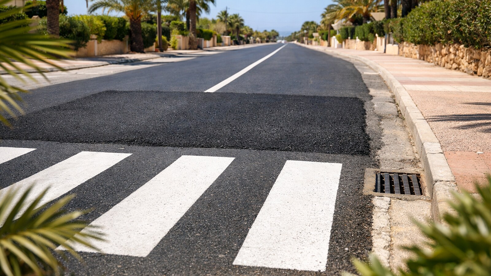 Erzeugtes Symbolbild: frisch asphaltierte Straße mit Zebrastreifen.